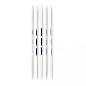 Könnte beinhalten: Fünf weiße Stäbe mit schwarzen Markierungen, vertikal in einer Reihe angeordnet.