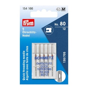 Könnte beinhalten: Eine Packung mit 5 Prym Schmetz Nähmaschinennadeln der Größe 80/12 mit Schnell-Einfädelung. Die Nadeln befinden sich in einem durchsichtigen Kunststoffgehäuse mit einem blauen und weißen Etikett. Das Etikett trägt die Aufschrift "Schmetz" und "Schnell-Einfädelung 705 HDK 80/12".