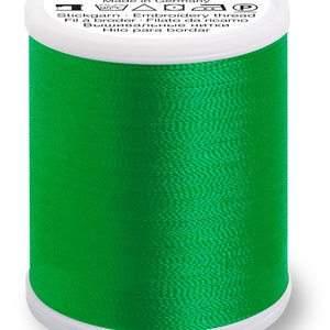 Puede incluir: Una bobina de hilo de bordar de color verde brillante, etiquetada como "Polyneon Madeira" con el texto "Made in Germany" y "Stickgarn Embroidery thread" en la etiqueta.