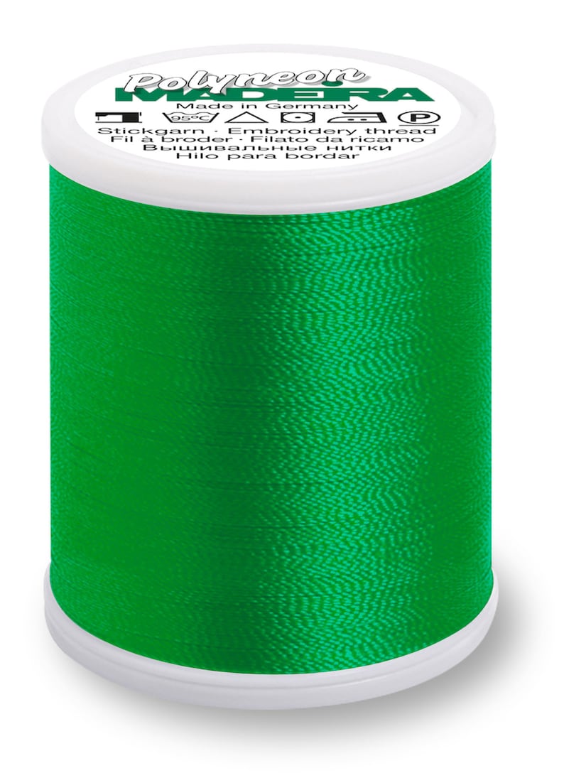 Puede incluir: Una bobina de hilo de bordar de color verde brillante, etiquetada como "Polyneon Madeira" con el texto "Made in Germany" y "Stickgarn Embroidery thread" en la etiqueta.