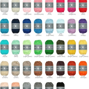 Könnte beinhalten: Eine Auswahl an Garnknäueln der Marke "Durable Coral mini" in verschiedenen Farben, von Weiß bis Schwarz, einschließlich Rosa, Blau, Grün und Braun. Jedes Knäuel ist mit einer Farbnummer und einem Namen versehen. Das Markenlogo ist oben sichtbar.