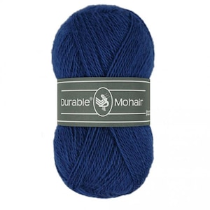 Op de afbeelding: Een bol blauwe garen met een label met de tekst "Durable Mohair".