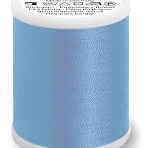 Puede incluir: Una bobina de hilo de bordar azul claro con el nombre de la marca "Polyneon Madeira" y el texto "Made in Germany" en la etiqueta.