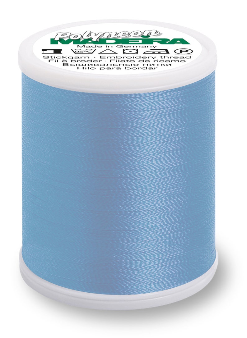 Puede incluir: Una bobina de hilo de bordar azul claro con el nombre de la marca "Polyneon Madeira" y el texto "Made in Germany" en la etiqueta.