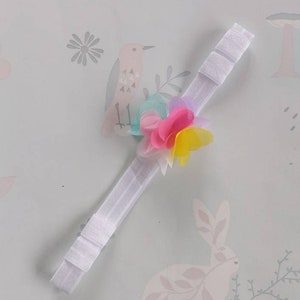 Weiß mit Regenbogen Chiffon Blumen Hörgeräte-Stirnband Cochlea-Implantat-Stirnband von GigglesandHiccups