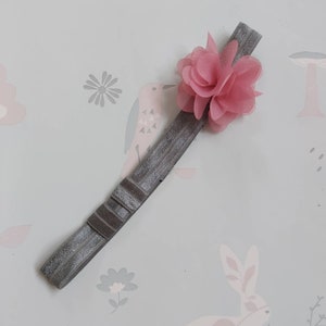 Maßanfertigung Grau mit Blush Rosa Blume Hörgerät Stirnband Cochlear Implant Stirnband by GigglesandHiccups
