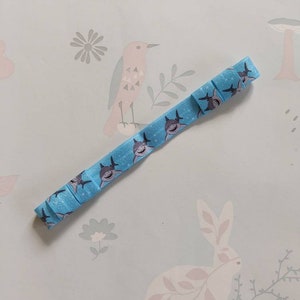 Audífono Happy Shark azul claro a medida y diadema elástica suave CI para bebés, niños pequeños, adolescentes y adultos de GigglesandHiccups.