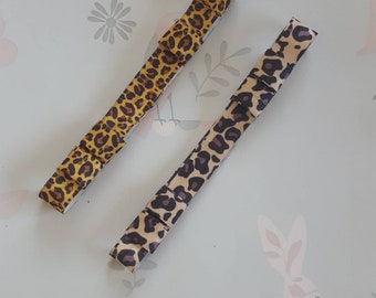Maßgeschneiderte Leopard Print Design Hörgerät weiches elastisches Stirnband für Babys, Kleinkinder, Teenager und Erwachsene von GigglesandHiccups.