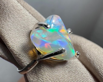 Opaalring, zilveren ring, verstelbare opaalring, kleine sieraden, handgemaakte zilveren ring, minimalistische opaalring, edelsteenring, vrije vorm opaalring