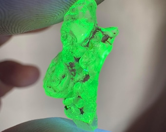 Raw Hyalite Opal, UV light reactive opal, cryptonite opal, natural untreated UV green opal, Fluorescent Minerals, top quality hyalite opal