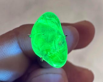 Raw Hyalite Opal, UV light reactive opal, cryptonite opal, natural untreated UV green opal, Fluorescent Minerals, top quality hyalite opal