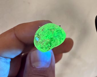 Raw Hyalite Opal, UV light reactive opal, cryptonite opal, natural untreated UV green opal, Fluorescent Minerals, top quality hyalite opal