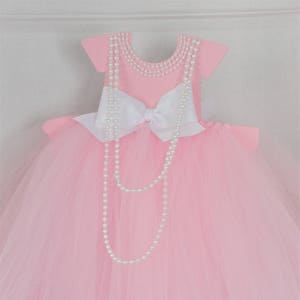 Rosa Tutu-Mittelstück mit vollem Tüllrock, Perlen und großer Schleife - Babypartys, Brautpartys, Geburtstagsfeiern, Taufen