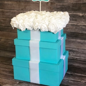 Centro de mesa grande con caja de regalo de 3 niveles con perlas, flores, letrero personalizado para baby showers y cumpleaños.
