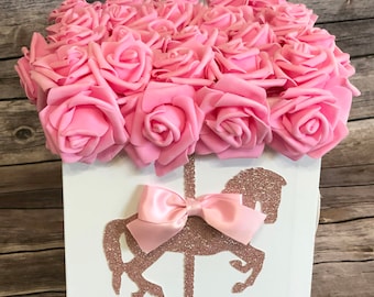 Centro de mesa de carrusel con caballo de carrusel y flores con lazo para cumpleaños de carrusel, baby shower, bautizos.