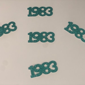1983 Confettis pour 40e anniversaire, réunion de classe ou confettis d'anniversaire « 1983 » Année de décoration Confettis uniques Confettis de fête des années 80 5,8 cm de long 40