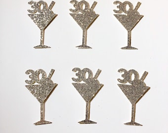 Konfetti na 30. urodziny, złoty brokat, numer 30 na kieliszku do martini, konfetti do drinków na imprezę z okazji 30. urodzin