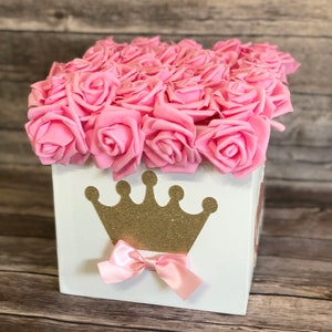 Royal Princess Crown Flower Centerpiece – Eleganckie pudełko z kokardą na baby shower, urodziny, chrzciny i chrzciny