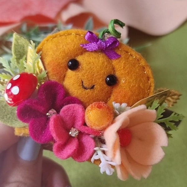 Mignonne petite citrouille / clip de fleur ou bandeau / bandeau de fleur en feutre de citrouille mignon pour les bébés, les tout-petits, les filles / accessoire cadeau parfait