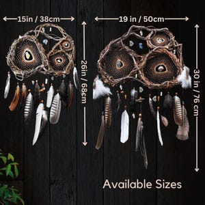 Pu&ograve; includere: Due acchiappasogni fatti a mano con centri intrecciati, adornati con piume e perline. Il pi&ugrave; grande &egrave; alto 76 cm e largo 50 cm. Il pi&ugrave; piccolo &egrave; alto 68 cm e largo 38 cm. Testo: Taglie disponibili.