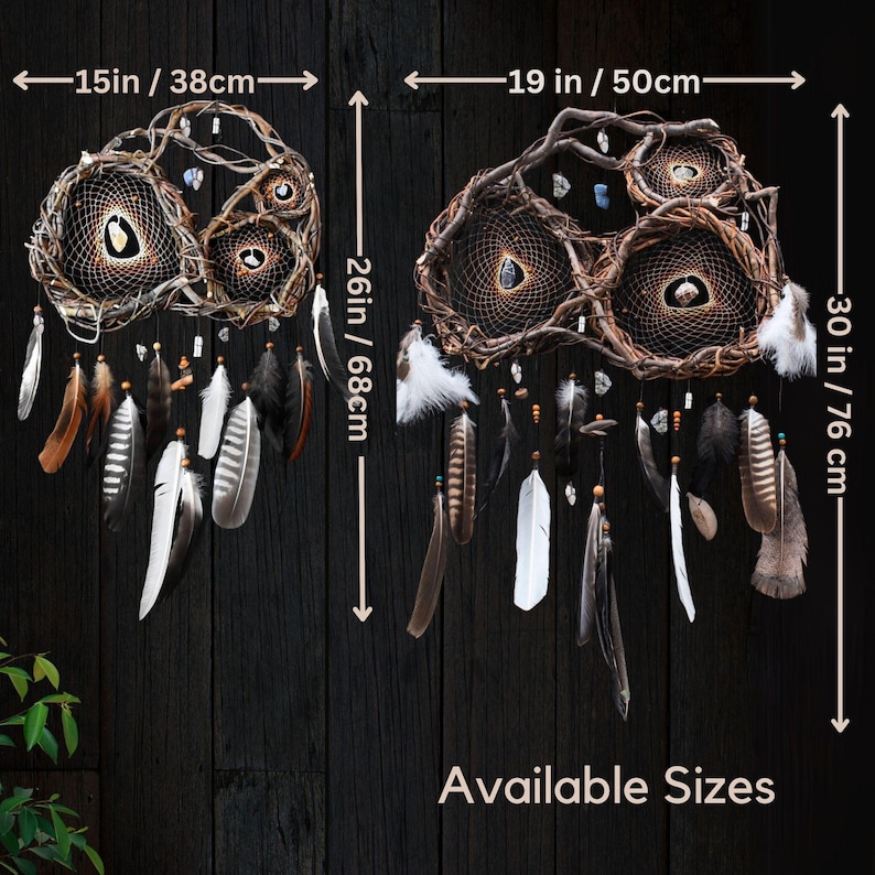 Pu&ograve; includere: Due acchiappasogni fatti a mano con centri intrecciati, adornati con piume e perline. Il pi&ugrave; grande &egrave; alto 76 cm e largo 50 cm. Il pi&ugrave; piccolo &egrave; alto 68 cm e largo 38 cm. Testo: Taglie disponibili.