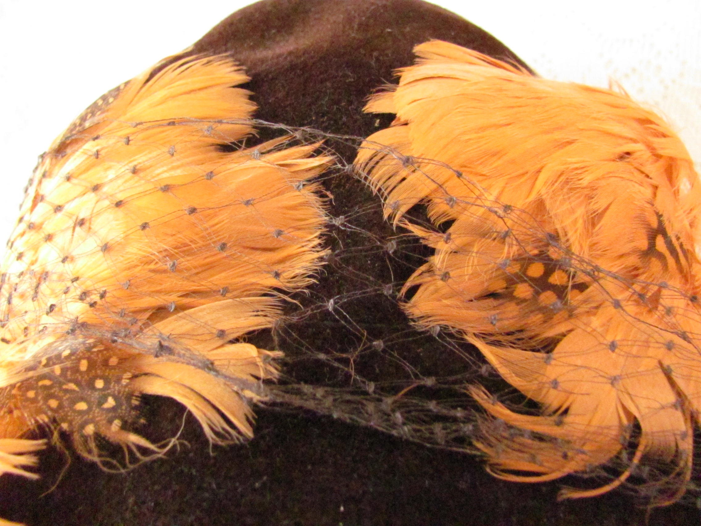 VINTAGE 1940’s CLOCHE HAT MACY\'S NEW YORK FELT MULTI FEATHERS BROWN TAN BEIGE VTG 1940s Semi-cloche Brown Felt Feather Hat Opera Italy  main image 3