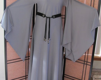 Gothic Witch Dress: Grey Maxi Vampire Costume with Slit Sleeves.