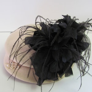 FEATHER HAIR ACCESSORY, 1940&#39;s Black Plume Hat, Velvet Bow Feather Hat, Flapper Feather Hair Comb, Vintage Hair Accessory