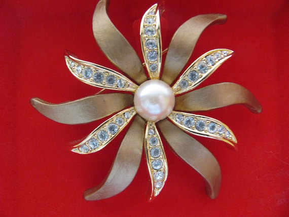 VINTAGE PEARL PIN STAR VINTAGE PEARL PIN STAR