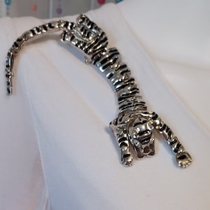 VINTAGE TIGAR BROOCH, Vintage Enamel Jewelry, Tiger Jewelry, Animal Jewelry, Jungle Jewelry, Exotic Jewelry, 1980&#39;s Articulated Big Brooch.