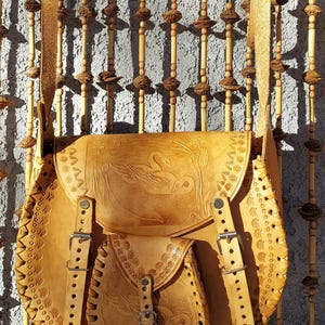 TOOLED LEATHER PURSE, 1970&#39;s Tooled Swan Purse, Vintage Leather Western Bag, Hippie Purse, Hand tooled Leather Bag, Mexican Leather Purse
