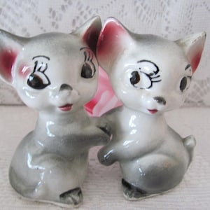 KITTY SALT & PEPPER Shakers, Anthropomorphic Salt and Pepper Shakers, Hugging Ceramic Cats, Vintage Kitchen, Made in Japan