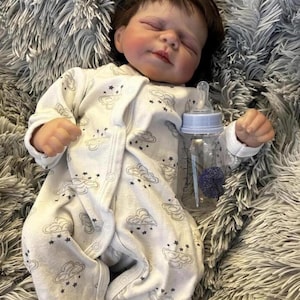 Lalka Reborn Baby Boy z pełnymi silikonowymi kończynami i materiałem + akcesoria (NOWOŚĆ)