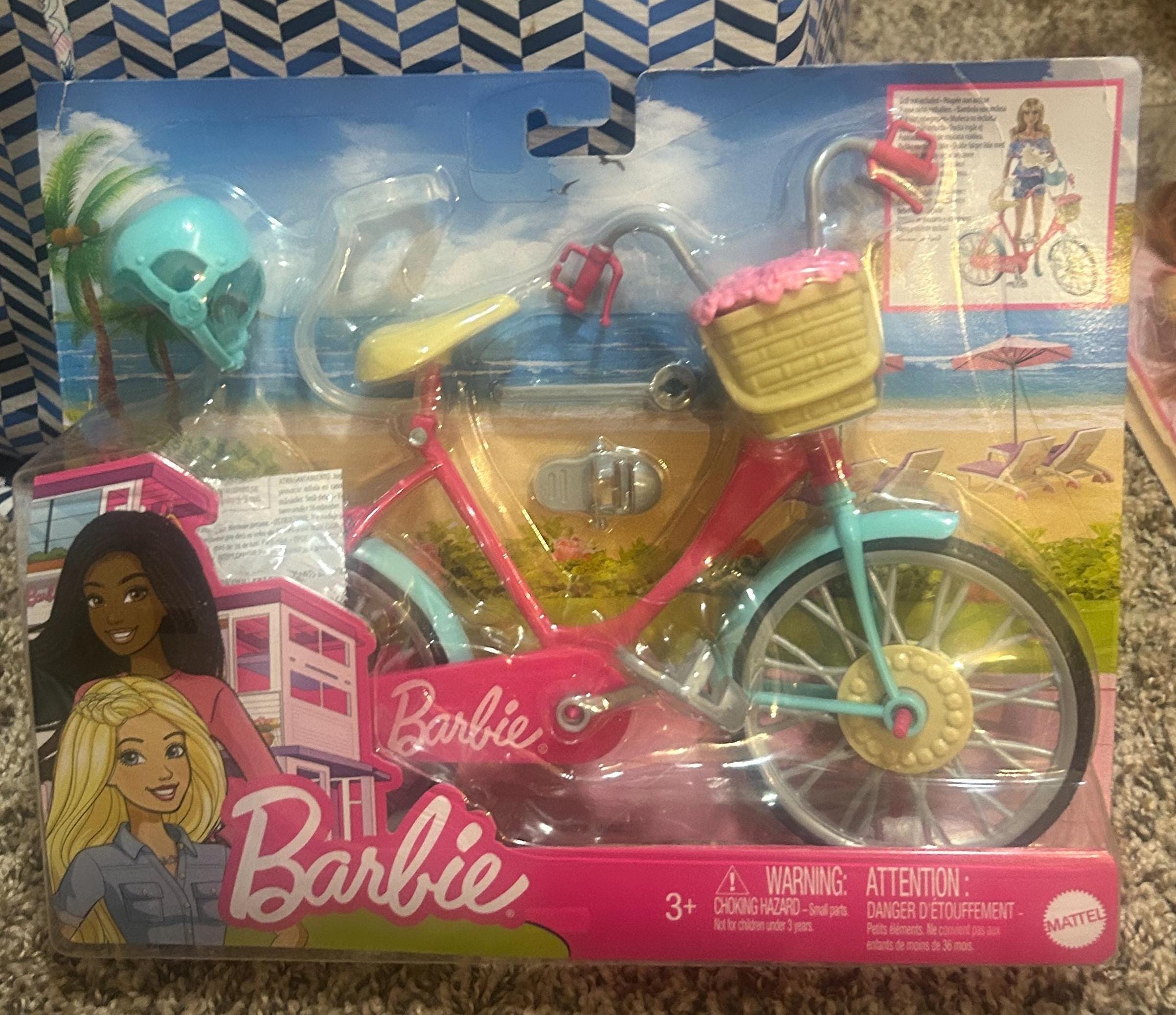 Bicicleta Barbie de color rosa intenso y azul claro España