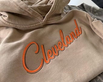 UNGDOM Cleveland tröja. Broderad. Anpassad luvtröja.