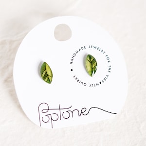 Mini feuilles vertes | petites puces d'oreilles minimalistes en forme de feuille | boucles d'oreilles nature de tous les jours