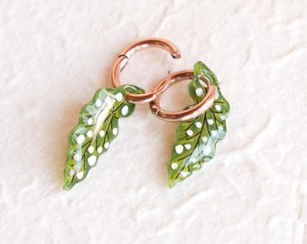 Gevlekte oorbellen met begoniablad kamerplant op roos Goede scharnierende 12 mm Huggie Hoops