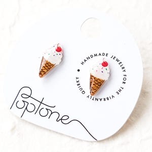 Eistüte Ohrringe | Eis Ohrstecker | Softeistüten mit Streuseln und Kirsche | Kawaii Essen Schmuck