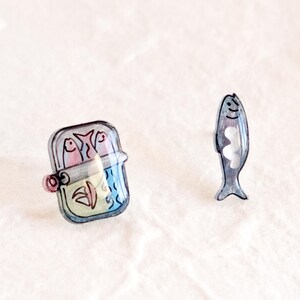 a couple of fish shaped magnets sitting on top of a table