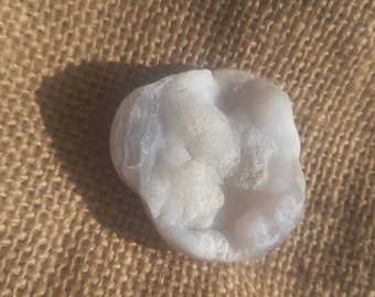 Geodo de calcedonía azul hecho a mano, cristal coleccionable, geodo de calcedonía azul claro