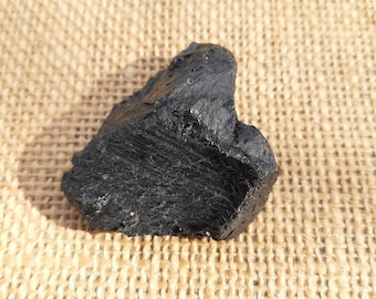 Cristal tourmalina negro crudo, cristal coleccionable, piedra preciosa de la giración negra