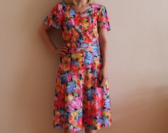 Vintage Dress Women's 80s Dress Floral Print Midi Dress Short Sleeve Belted Waist Button Up Padded Shoulders Colorful Dress Medium Size