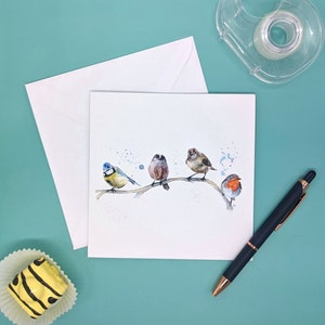 Carte de voeux vierge British Birds avec aquarelle originale « Garden Party », représentant un rouge-gorge, une mésange bleue, un moineau domestique et une mésange à longue queue