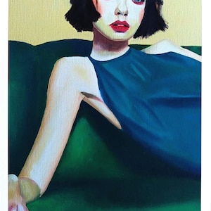 Puede incluir: Una pintura de una mujer con el pelo negro corto que lleva un top de tirantes color turquesa y está sentada en un sofá verde. La mujer tiene sombra de ojos roja y lápiz labial rojo. La pintura está firmada "Marcella, 2022".
