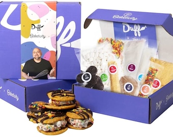 Puede incluir: Una caja morada con el logotipo de Duff Baketivity y una foto de Duff Goldman. La caja contiene ingredientes para hacer sándwiches de galletas con helado. Los ingredientes incluyen galletas, helado, chispas y chocolate.