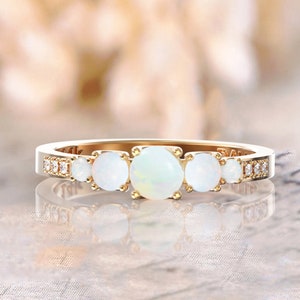 Anillo de compromiso de ópalo en oro de 14 k con detalles de diamantes