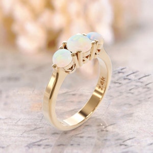 Anillo de compromiso art déco de ópalo, anillo de 3 ópalos, anillo de oro con ópalo blanco, anillo de oro rosa, piedra natal de octubre, joyería minimalista de ópalo, anillo de promesa, regalo