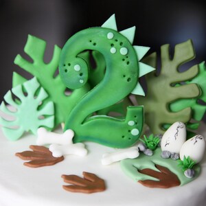 Fondant Dino Topper for budding dinosaurologists and gamekeepers in Jurassic Park