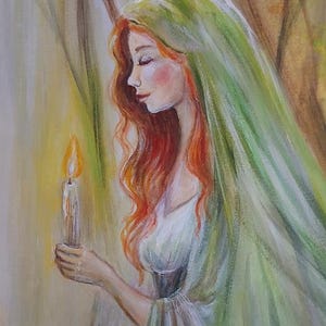 Puede incluir: Pintura al &oacute;leo de una mujer con largo cabello rojo y un velo verde, sosteniendo una vela encendida. La mujer est&aacute; de perfil, con los ojos cerrados, sobre un fondo borroso de &aacute;rboles y luz suave. La pintura tiene una cualidad on&iacute;rica y et&eacute;rea.