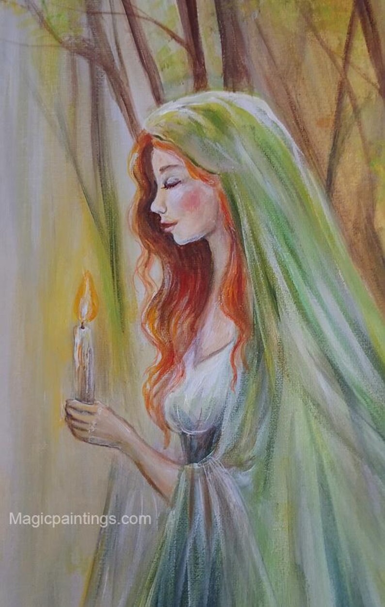Puede incluir: Pintura al &oacute;leo de una mujer con largo cabello rojo y un velo verde, sosteniendo una vela encendida. La mujer est&aacute; de perfil, con los ojos cerrados, sobre un fondo borroso de &aacute;rboles y luz suave. La pintura tiene una cualidad on&iacute;rica y et&eacute;rea.